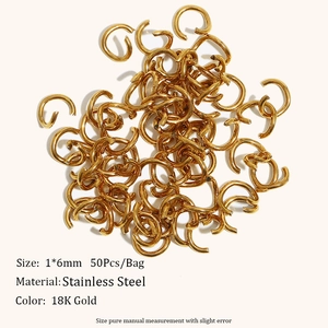 Macro-opname van 50 stuks 1x6mm roestvrijstalen 18K vergulde buigringen voor DIY-sieraden