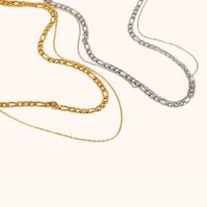 Détail du collier double rang avec chaîne Figaro et maille fine en or et argent