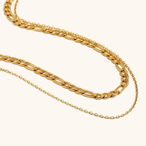 Détail du collier double rang plaqué or 18 carats avec chaînes Figaro et maillons classiques
