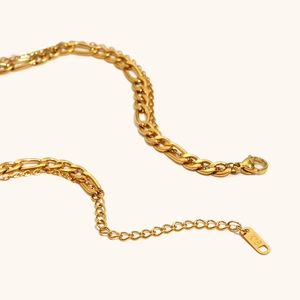 Détail du collier double couche plaqué or 18 carats avec fermoir homard et poinçon K18