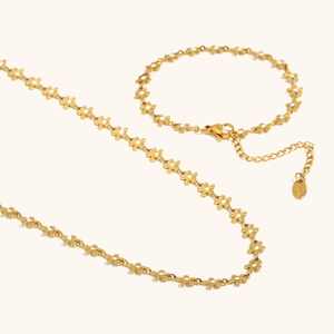 Detailansicht von 18K vergoldetem Blumenhalsketten- und Armbandset mit Emaille-Blüten