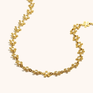 Minimalistische 18K vergoldete Kette mit weißen Emaille-Gänseblümchen-Anhängern am Glied