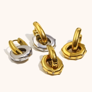 Details von 18K vergoldeten ovalen Ohrringen mit kleinen Zirkonia-Einlagen