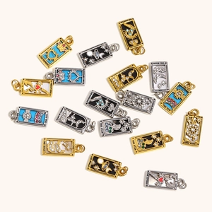 Ciondoli tarocchi vintage placcati oro 18K con smalto colorato e zirconi lucidi