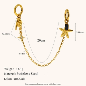 Dettaglio catena in acciaio placcato oro 18K con stella marina e gemma blu
