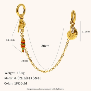Dettaglio catena in acciaio inox 18K con ciondoli colorati a forma di pesce e mano