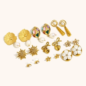 Dettaglio di orecchini floreali placcati oro con perle e zirconi colorati vivaci