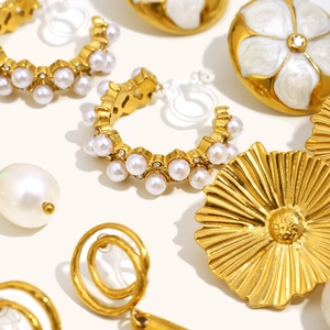 Dettaglio di orecchini a clip a fiore placcati oro 18K con perle e pietre di zircone