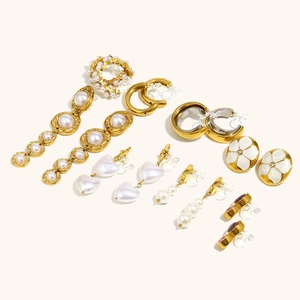 Set di orecchini a clip con fiori e perle placcati in oro 18 carati e accenti in zircone