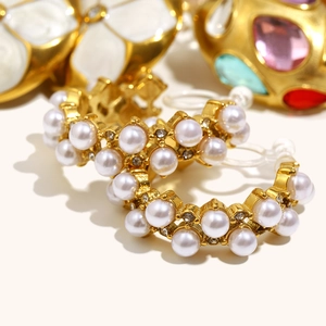 Eleganti orecchini a clip a C placcati oro 18K con perle bianche e zirconi lucenti