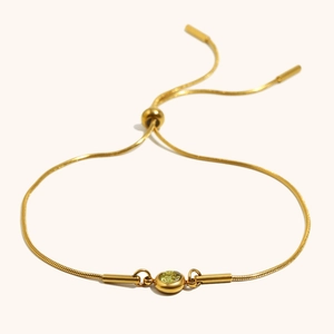 Verstellbares Gold-Schlangenkette-Armband mit einem runden grünen Zirkon-Mittelstück