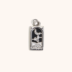 Ciondolo tarocchi Cavaliere di Coppe argento con smalto nero e strass lucidi