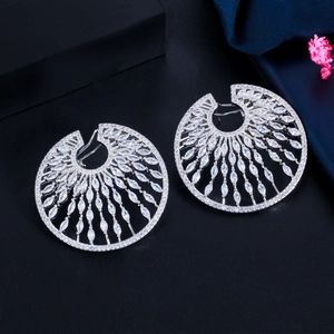 Dettaglio di orecchini a disco in argento con micro-set di cristalli di zirconi cubici