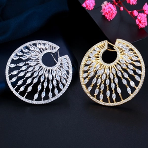 Dettaglio degli orecchini a disco in oro e argento con zirconi cubici a taglio radiante