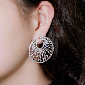 Eleganti orecchini rotondi con micro-pavé di zirconi e design a raggiera traforato