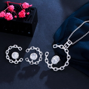 Detail van platina vergulde ketting en oorbellen set met ronde zirkonia en pavé-kristallen