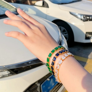 Drei 18K vergoldete Tennisarmbänder mit quadratischen Smaragd, Saphir und Zirkonia Steinen