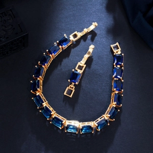 Detailansicht rechteckiger blauer Zirkonia in 18K vergoldetem Luxus-Armbandglied