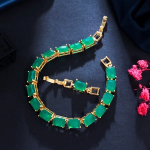 Detail von smaragdgrünen rechteckigen Edelsteinen in 18 Karat vergoldetem Gliederarmband