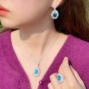 Elegante set di gioielli in zaffiro con collana, orecchini e anello indossati dal modello