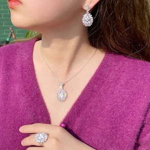 Primo piano di un elegante set di gioielli in zaffiro con collana, orecchini e anello su modella
