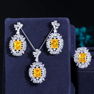 Lussuoso Set di Gioielli in Rame e Zirconia per Donna Elegante Collana Orecchini Anello con Zirconia Taglio Radiant Set Matrimonio