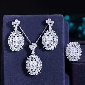 Dettaglio del set in argento con collana, orecchini e anello con zaffiri blu e cristalli