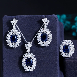 Dettaglio del set di gioielli con zaffiro blu con collana, orecchini e anello su velluto