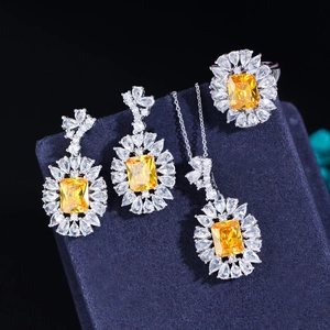 Vista dettagliata del set di gioielli con zaffiro giallo, collana, orecchini e anello su velluto
