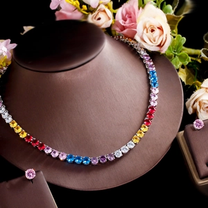 Primer plano de collar tennis y pendientes de circonitas arcoíris en exhibidor de joyas