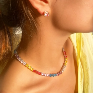 Conjunto de collar y pendientes de circonitas de colores usado por una modelo