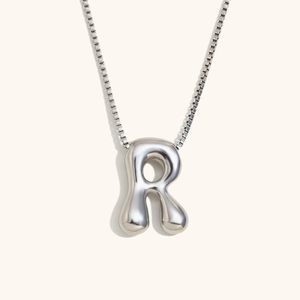 Collana minimalista con ciondolo lettera R in argento, catena a scatola e finitura liscia