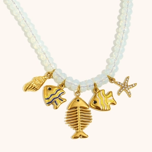 Collier de perles bohème plaqué or 18 carats avec pendentifs coquillage et poisson