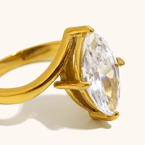Anillo de acero inoxidable chapado en oro 18K con gran cristal de corte marquesa