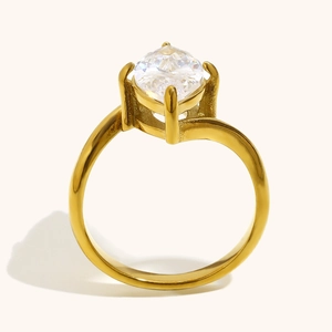 Anillo minimalista de acero inoxidable chapado en oro de 18K con piedra talla marquesa