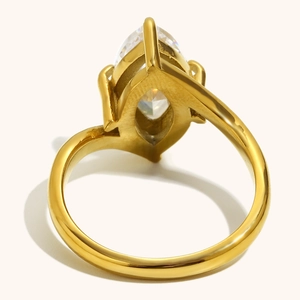 Anillo de acero inoxidable chapado en oro de 18K con cristal de corte marquesa