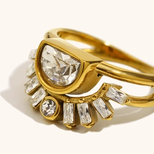 Anillo de doble capa en acero inoxidable chapado en oro 18K con circón luna y diseño sol