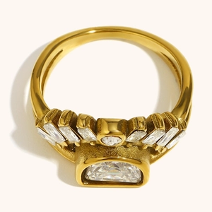 Detalle de anillo de doble capa chapado en oro de 18K con engaste de circonia real