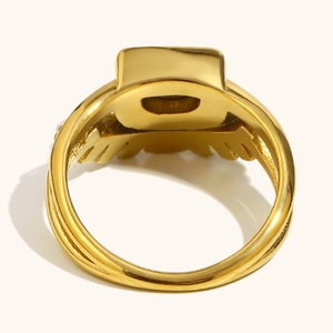 Detalle macro del anillo de doble capa chapado en oro de 18K con grabado vintage