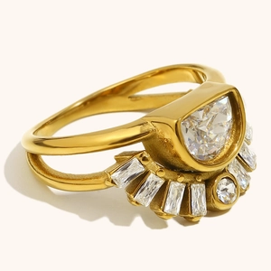 Anillo retro de acero inoxidable chapado en oro 18K con circón y diseño de sol doble