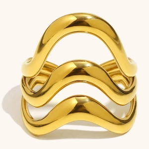 Minimalistischer, drelagiger, wellenförmiger Ring aus 18 Karat vergoldetem Edelstahl