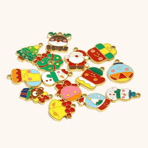 Flachbild von bunten Emaille-Weihnachtsanhängern mit vergoldeter Basis für DIY-Schmuck