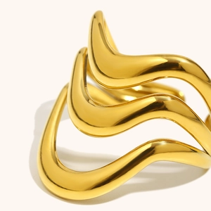 Makroaufnahme des 18K vergoldeten Edelstahlrings mit dreifachem Wellendesign und Glanz