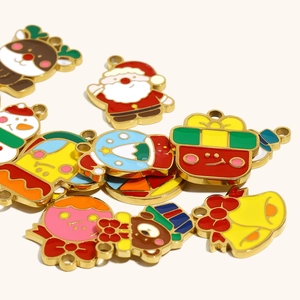 Verschiedene bunte Weihnachts-Emaille-Anhänger mit Weihnachtsmann, Rentier und Schneemann