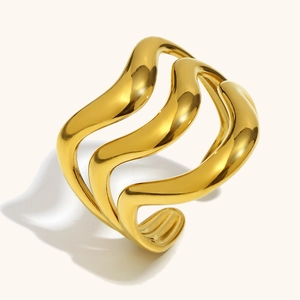 Minimalistischer, 18 Karat vergoldeter dreischichtiger Wellenring mit poliertem Finish