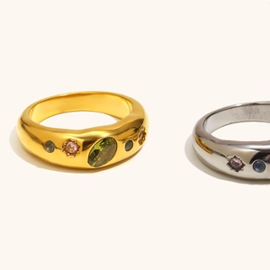 Detail von 18K Gold- und Silberringen mit grünem Zirkon und bunten Edelsteinen besetzt
