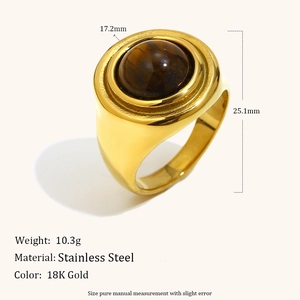 Detailansicht eines 18K vergoldeten Edelstahlrings mit ovalem Tigerauge-Stein-Inlay