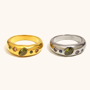 Nahaufnahme von gold- und silberfarbenen klobigen Ringen mit bunten Edelsteinen