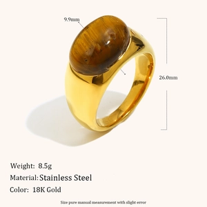 Detailansicht eines 18K vergoldeten Edelstahlrings mit ovalem braunem Tigerauge