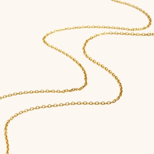 Nahaufnahme der 18K vergoldeten Edelstahl O-Kette mit feinen Gliedern und glänzendem Finish